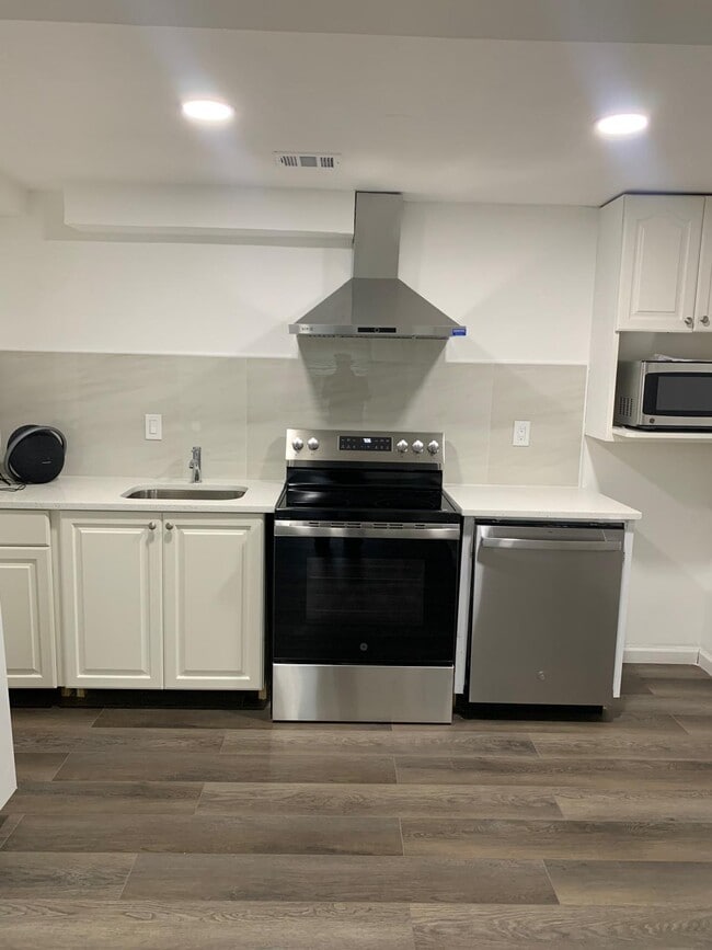 Building Photo - 4807 Poplar Dr