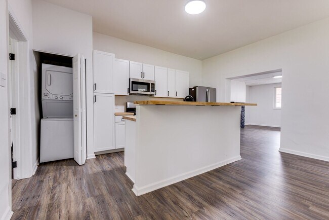 Building Photo - Fully Renovated 3BR/2BA Gem in the Heart o...