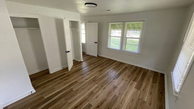 Building Photo - 3 Bedrooms | 1 Bathroom | $1,090/Month