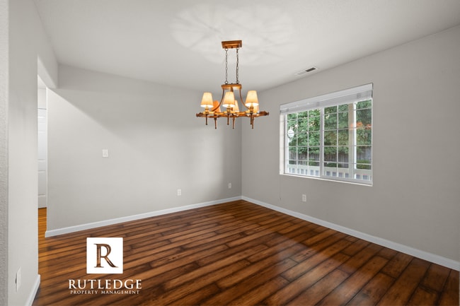 Building Photo - 3 Bedroom + Office in Central Point!