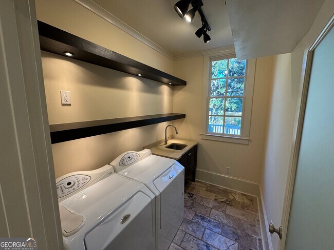 Building Photo - 1092 McLynn Ave NE