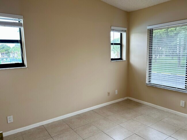 Building Photo - 6649 Somerset Dr