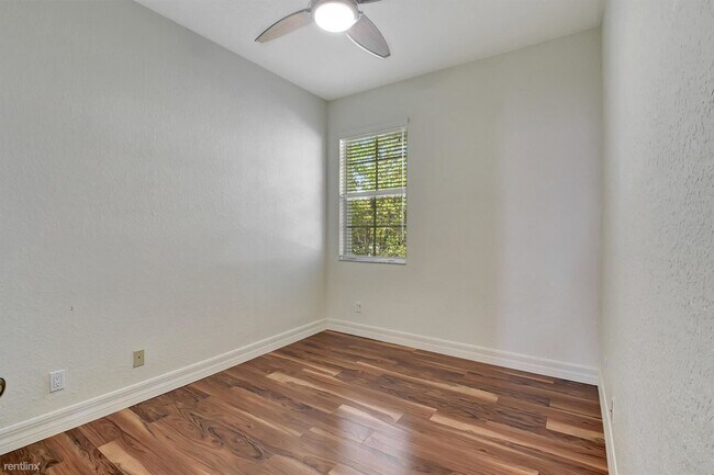 Building Photo - 4 br, 3.5 bath Townhome - 1125 NW 18th Ave