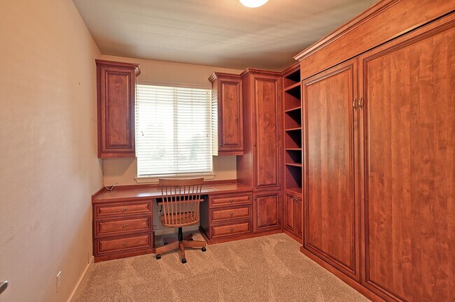 Building Photo - Mukilteo Golf Course View Condo – Modern C...