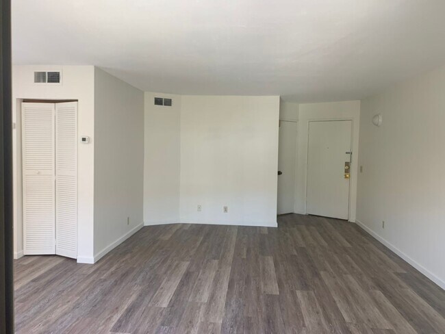 Building Photo - Centrally Located Studio Spacious Studio