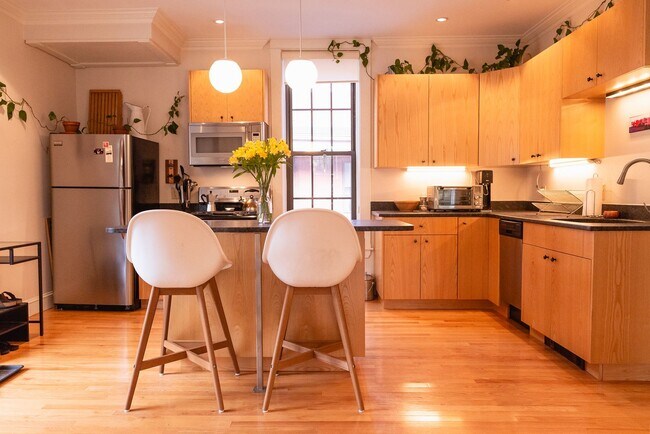 Building Photo - Beautiful 1 Bedroom In One Of Portlands Most Historic Buildings