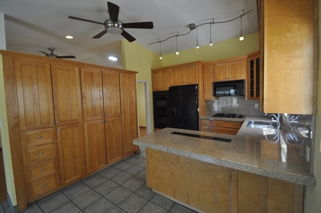 Building Photo - 4BR/2BA house with View, private yard!