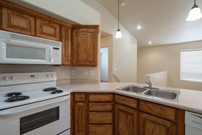 Building Photo - Five bedroom, three bath, 2,300 sq ft town...