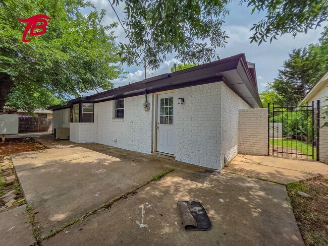 Building Photo - Charming 4-Bedroom Home with Spacious Yard