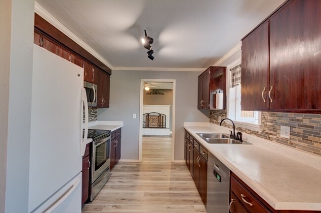 Building Photo - 3 Bedroom 2 Bath Single Story Home - Fenced Backyard