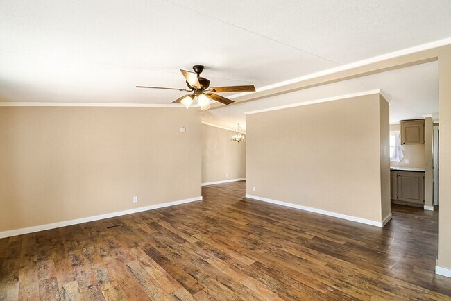 Building Photo - 14991 N Aster Ave