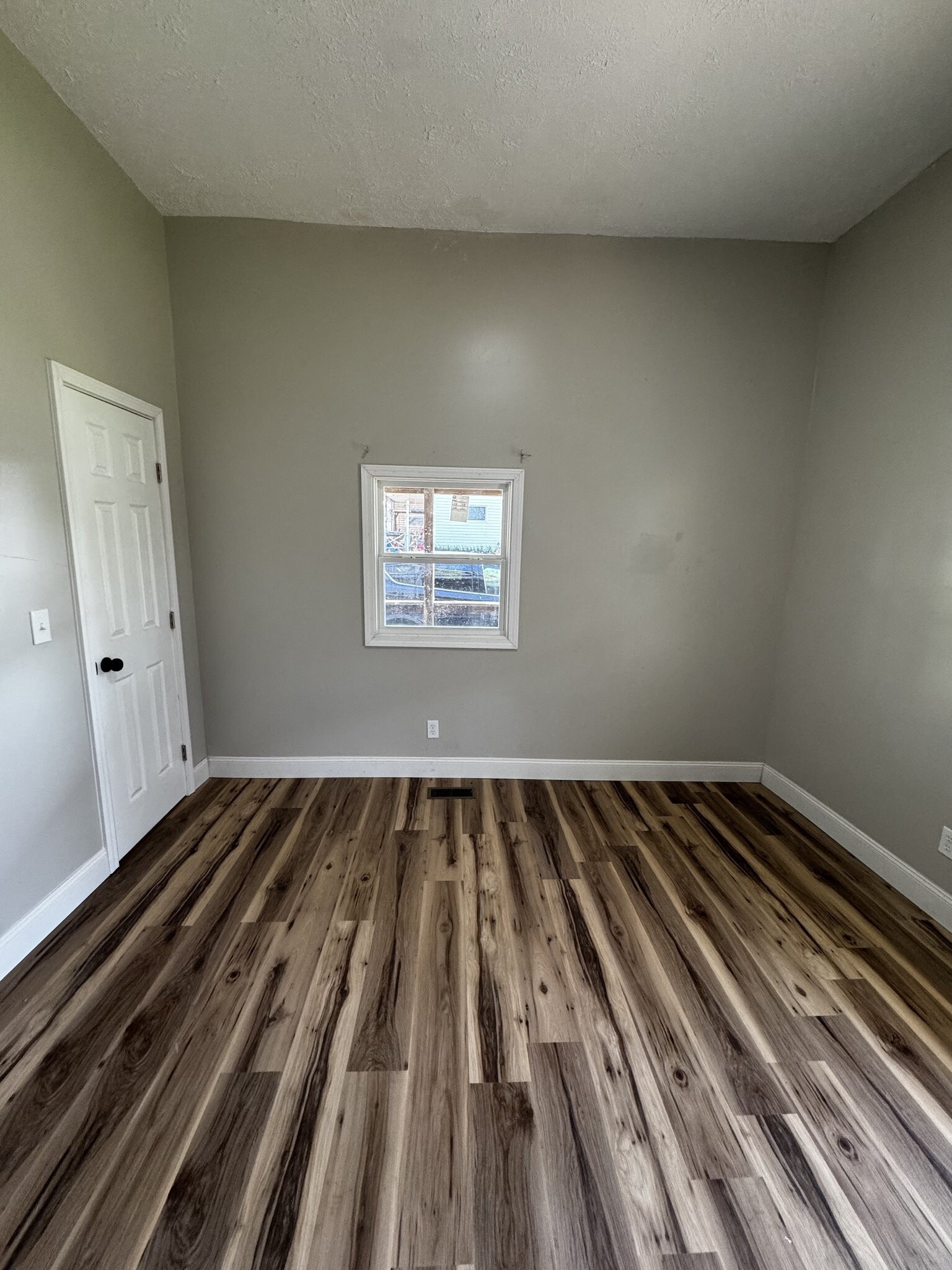 Building Photo - 118 Bank St