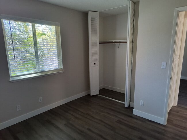 Building Photo - Newley Updated 4 bedroom, 2.5 bathroom Townhome in Citrus Heights!!!