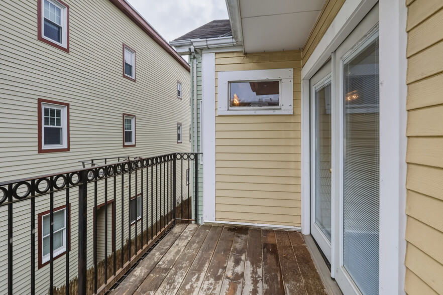 Building Photo - 571 Somerville Ave