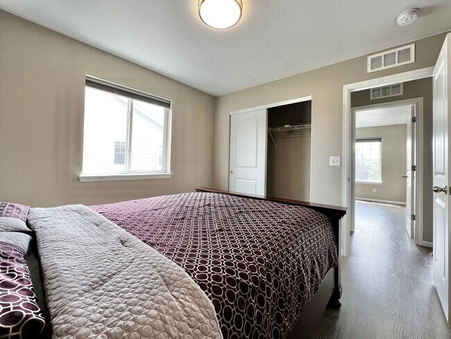 Building Photo - Spacious 5 Bed 3.5 Bath with Modern Upgrades!