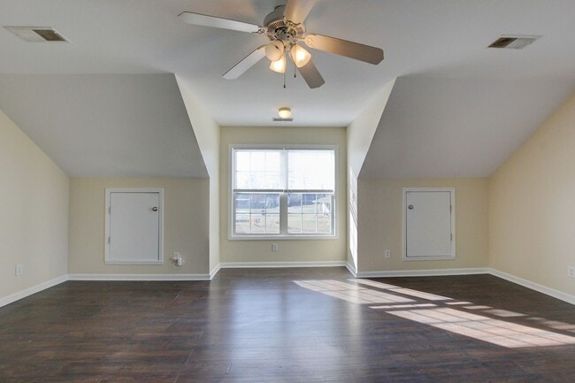 Building Photo - 3 bed 2 bath in the heart of St. B.  Fresh Paint.  Clean and Ready for You.