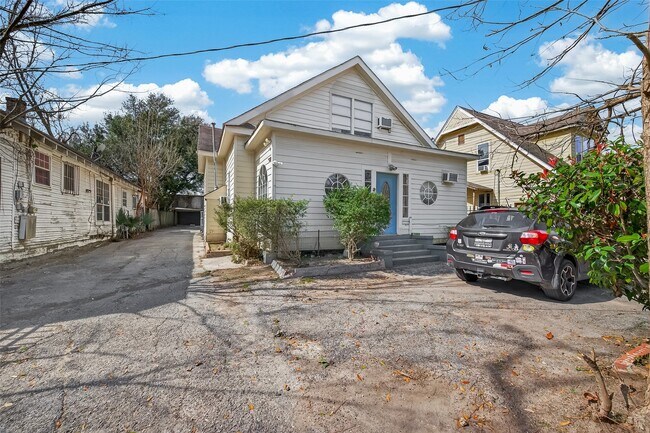 Building Photo - 216 Burr St