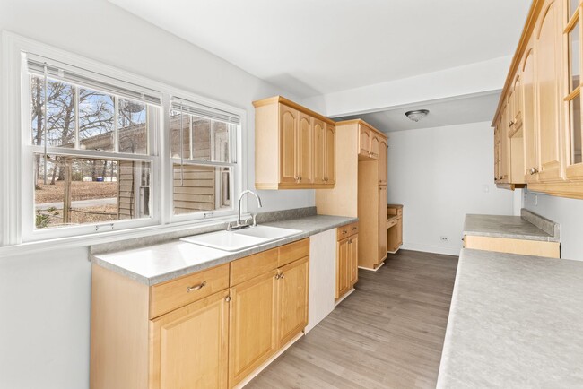 Building Photo - Beautifully Renovated 4 Bedroom 2 Bath Hom...