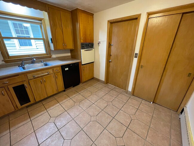 FYI, oven has been replaced with a new modern convection oven. - 664 Sprague St