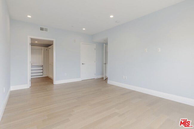 Building Photo - 2939 Leeward Ave