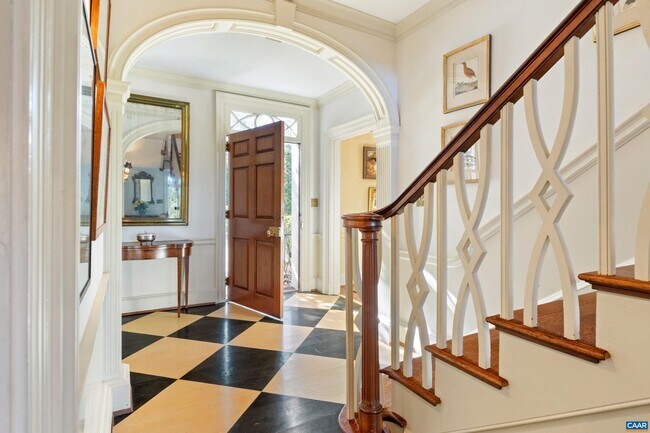 Building Photo - 640 Ivy Ln