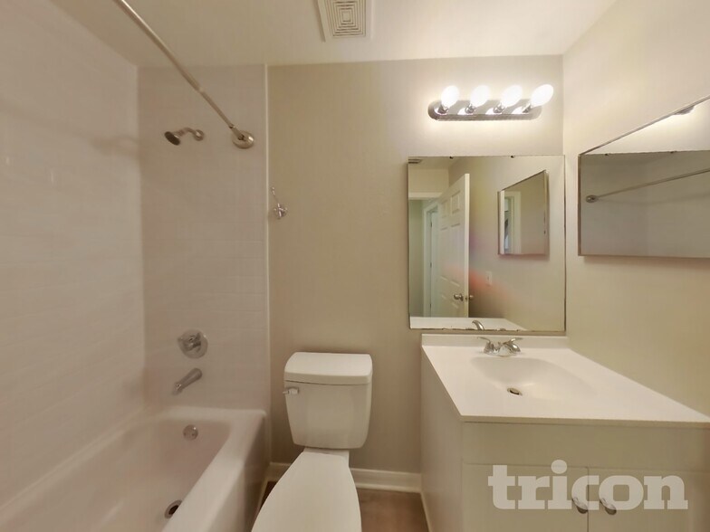 Building Photo - 7121 High Bluff Rd