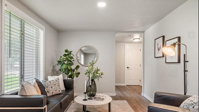 Building Photo - 316 E 46th Pl