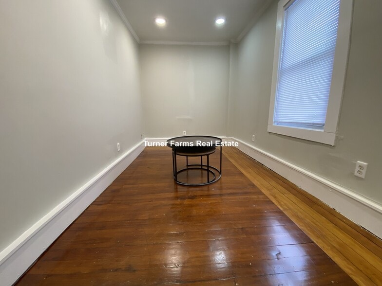 Building Photo - 35 Humphreys St