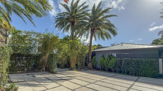 Building Photo - 2440 N Shore Terrace