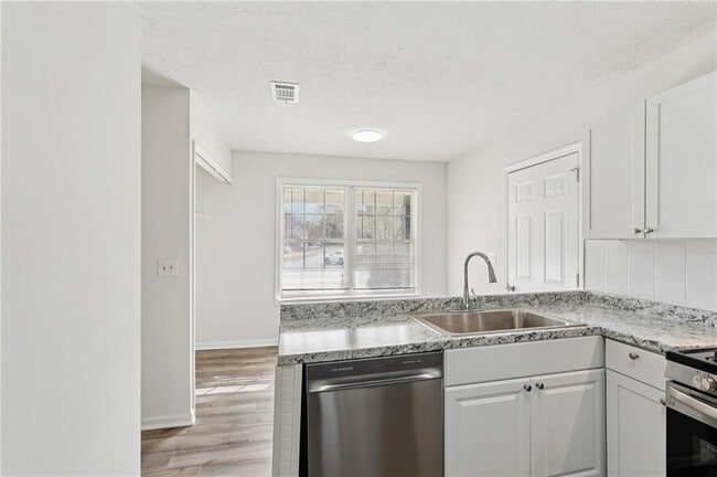 Building Photo - 240 Plantation Glen Ct