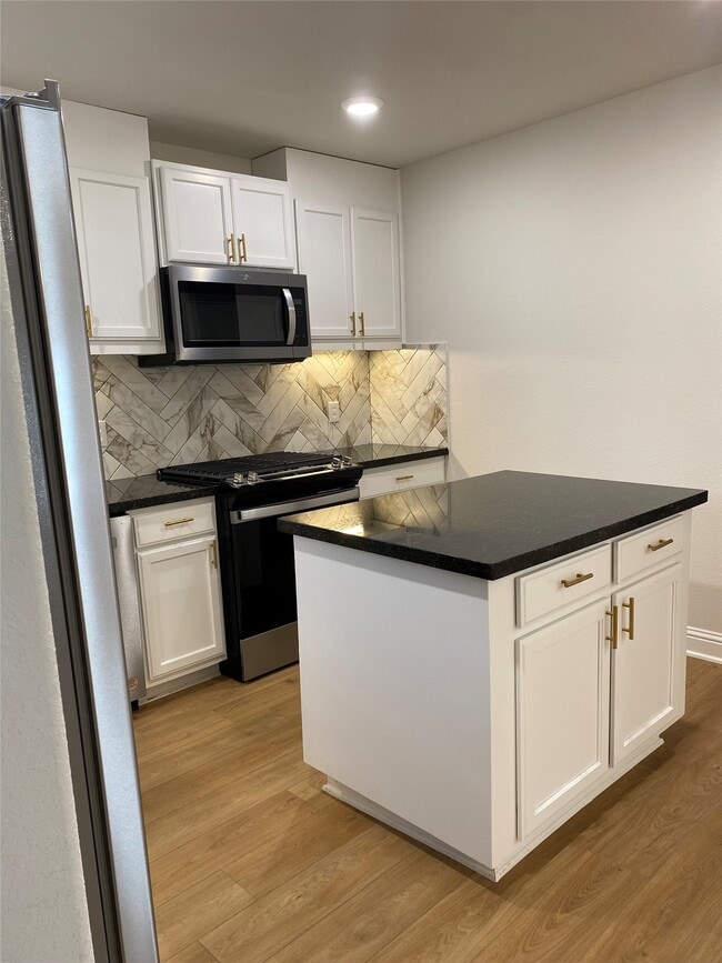 Building Photo - 4901 Winnetka St