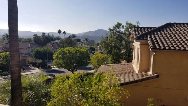 Building Photo - Fantastic and large home with forever view...