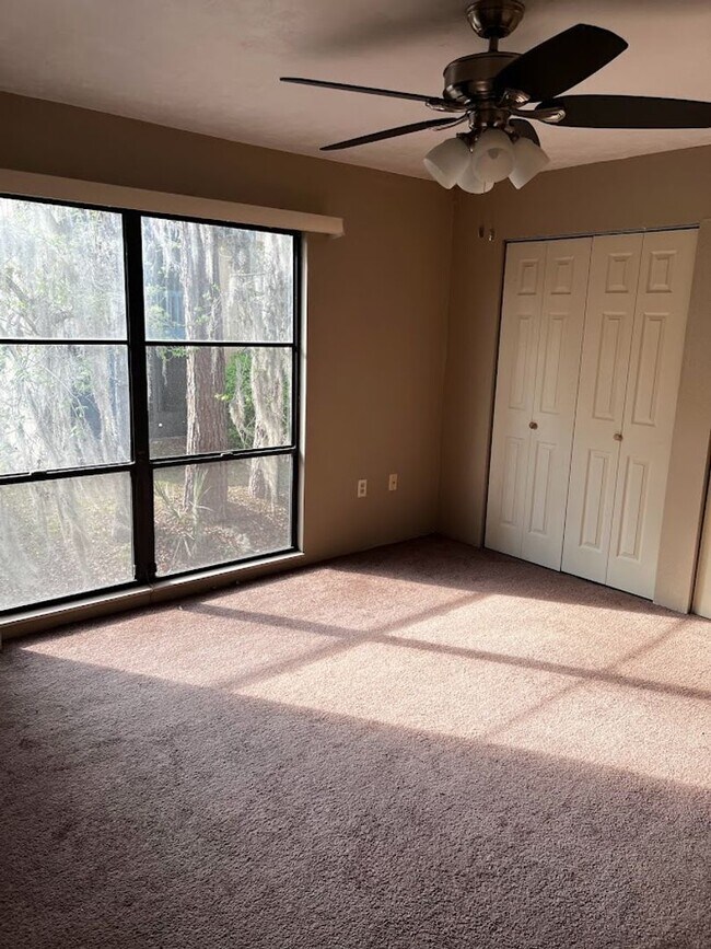 Building Photo - Spacious 1,226 SF Unit - 2 bd / 2 ba near ...