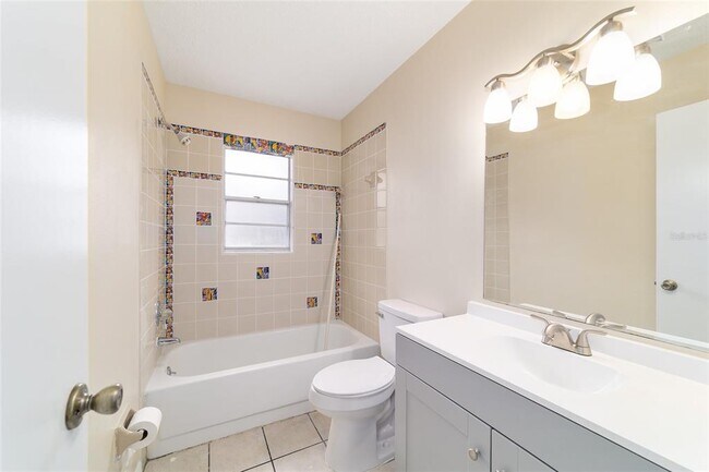 Building Photo - 1810 NE 29th Pl