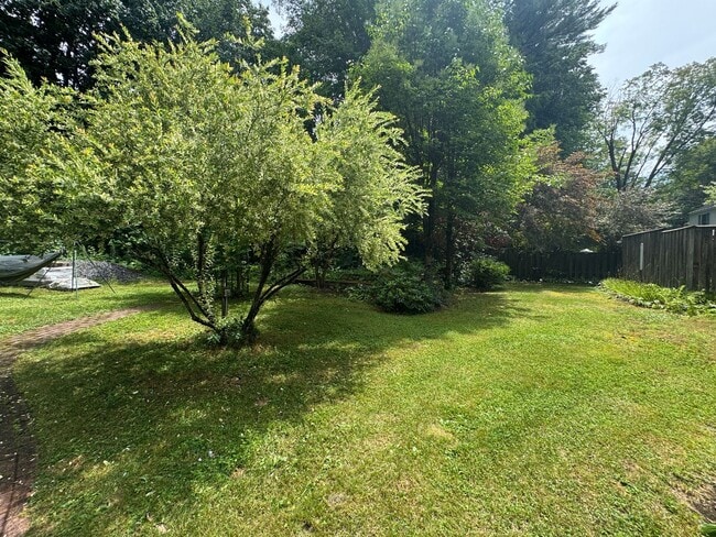 Building Photo - Beautifully Furnished Three Bedroom Home