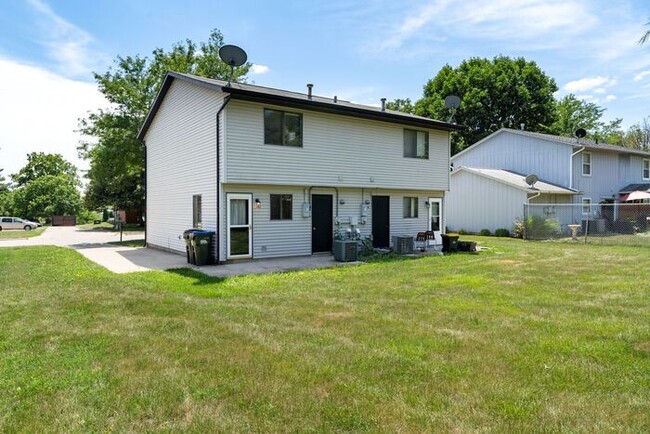Building Photo - $1,250 | 2 Bedroom, 1.5 Bathroom Duplex | ...