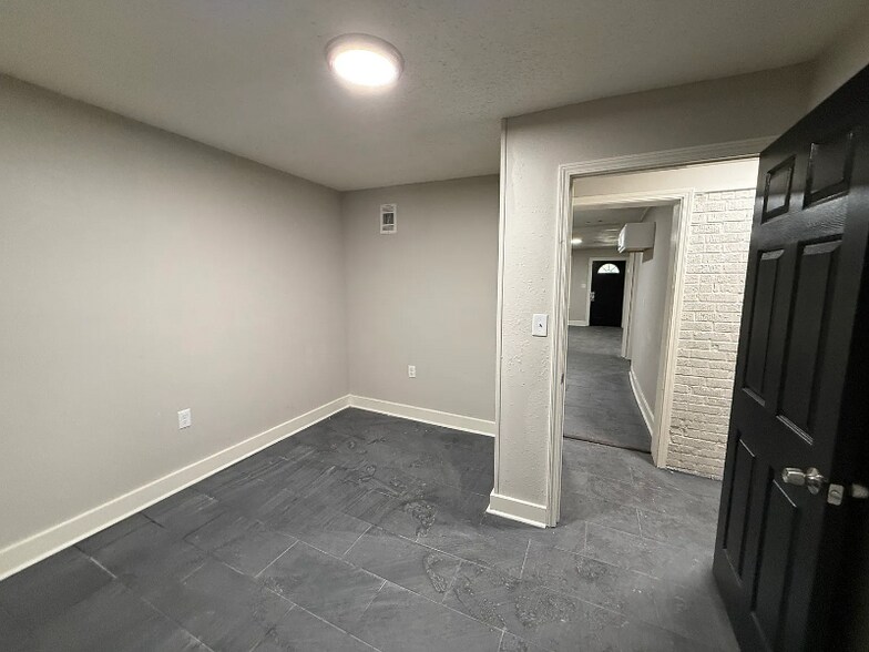 Building Photo - 2379 Saratoga Ave