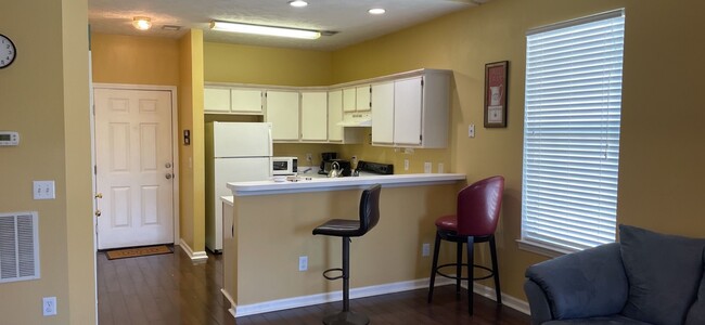 Building Photo - Updated 2 bedroom/2 bath condo in River Oaks