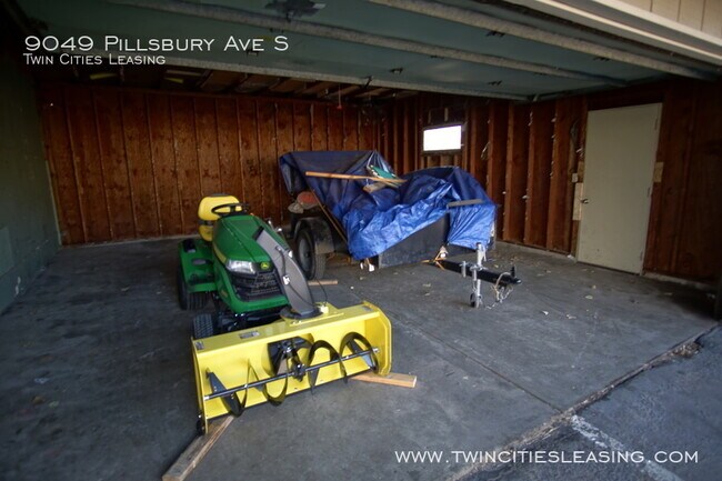 Building Photo - 3 Bedrooms Top Level w/ Full Bath - 2 Car ...