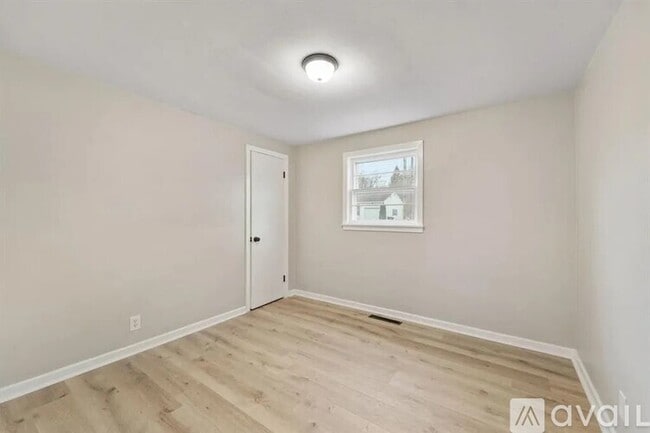 Building Photo - 13 Brookside Ave W