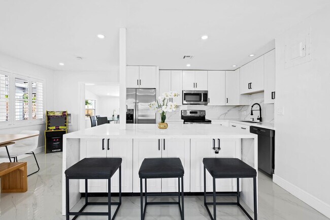 Building Photo - 865 NE 23rd Terrace