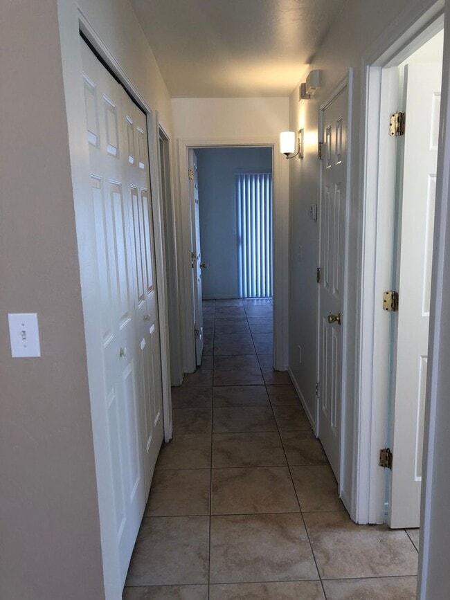 Building Photo - 9115 E Esperanza Dr
