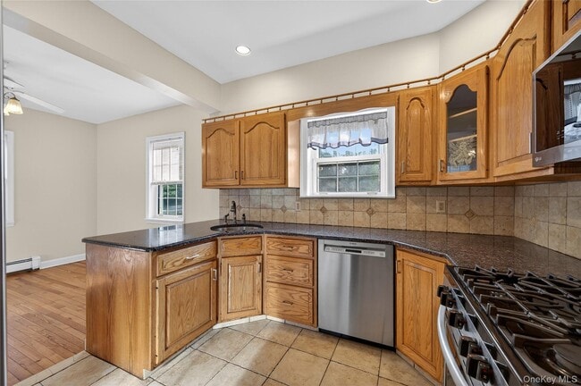 Building Photo - 3 Woodmere Ln