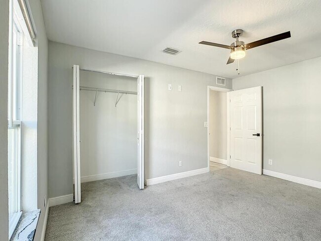 Building Photo - 4650 10th Ave S