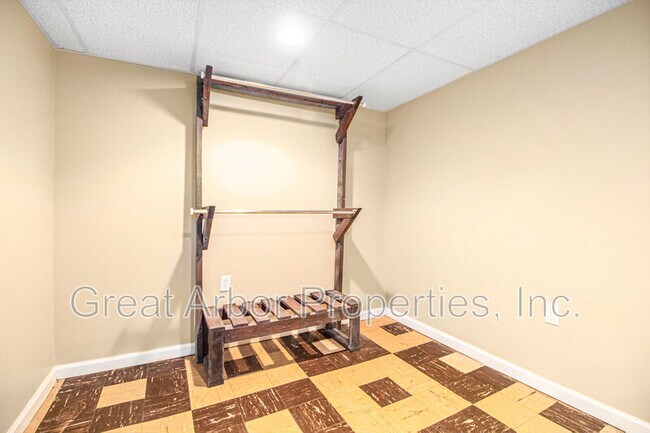 Building Photo - 392 Firwood St