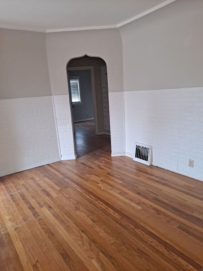 Building Photo - 431 W Grant Ave