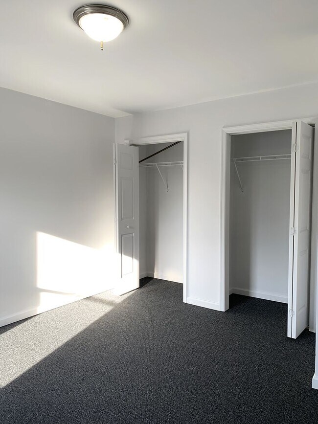Building Photo - PERFECT COLLEGE RENTAL ONLY A HALF MILE FR...