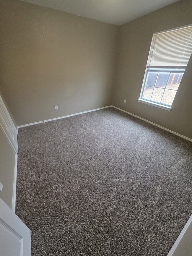 Building Photo - 3 bed 2 bath home