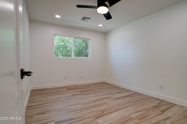 Building Photo - 4806 S La Rosa Dr