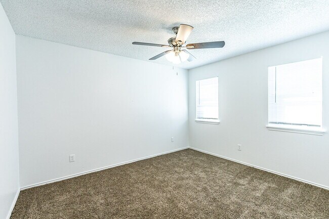 Building Photo - 2 Bedroom House w Large yard